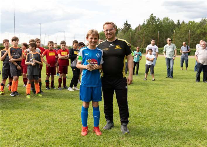 Siegerehrung im Champions-Cup: Auch der Spieler des Turniers kommt aus NRW - Lennard Völp vom 1. FC Rheinbach erhält den Pokal von Jugendleiter Arno Fuchs.