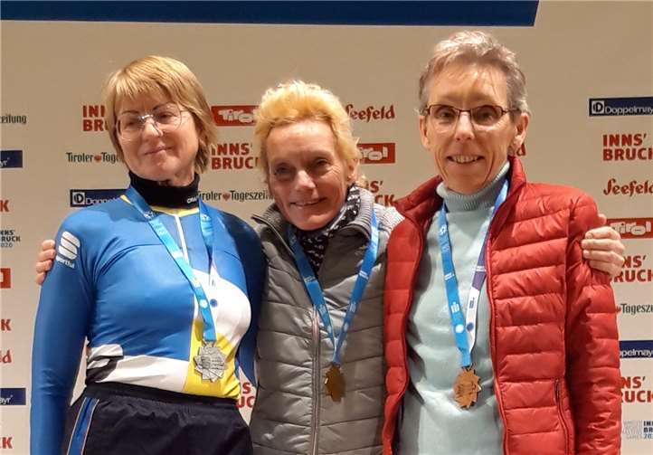 Siegerehrung im Fünf-Kilometer-Langlauf klassisch: Gewinnerin ist die ehemalige Olympiasiegerin und Weltmeisterin Anette Bøe aus Norwegen, rechts Martina Henrich.Foto: privat