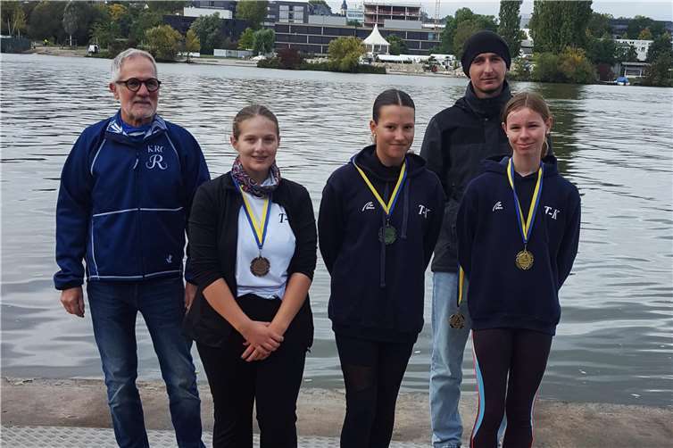 Siegerehrung im Mädchen-Einer U15 (v.l.) durch den Präsidenten des RC „Rhenania“ Koblenz Lutz Itschert , Neele Riehl, Lenja Birkenbeil, Regattaleiter Wladislaw Dmytrenko und Hannah Schenk. Foto: Michael Hippert