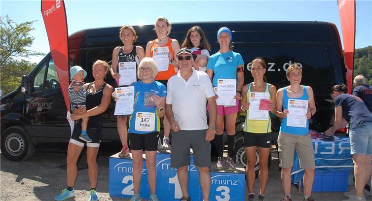 Siegerehrung im „Wasserlauf“. Nach Männlein und Weiblein und Altersklassen getrennt, konnten die Teilnehmer ihre Fitness über eine fünf und eine zehn Kilometer lange Strecke unter Beweisstellen. Früher gab es für den Gewinner ein Jahr kostenlose Wasserversorgung aus Montabaur.