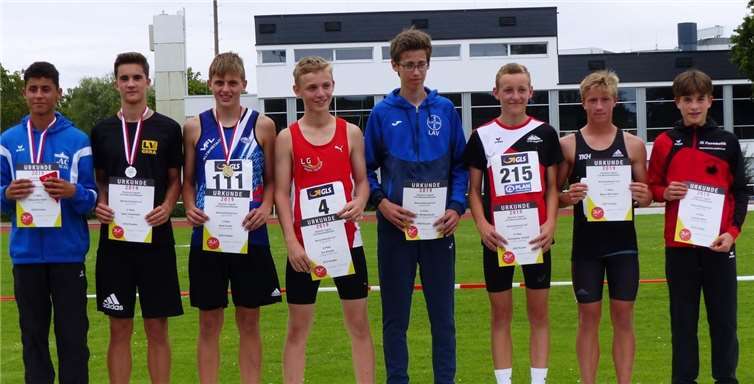 Siegerehrung im leichtathletischen Fünfkampf mit Lennart Mohr (r.). Fotos: privat