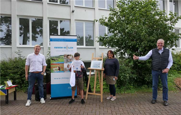 Siegerehrung in Sinzig: Joani (2.v.l.) aus der 4. Klasse der Janusz-Korczak-Förderschule in Sinzig nahm Urkunde und Preis für seine künstlerische Leistung gelassen von (v.l.n.r.) Schulleiter Andreas Schmitt, Kunstlehrerin Sabine Comes und Milag-Vorsitzendem Michael Horper entgegen. Foto: privat