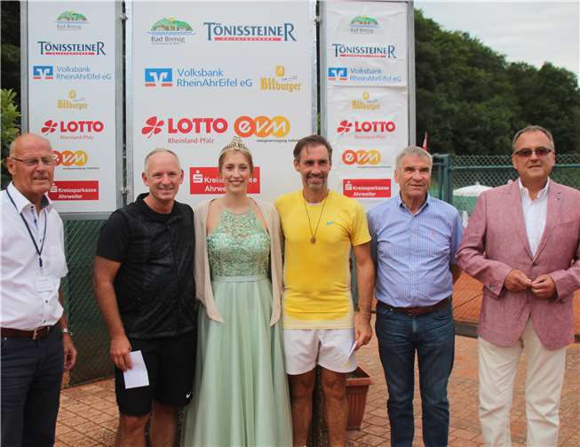 Siegerehrung in der Altersklasse Herren 50 (v. r.): Verbandsbürgermeister Bernd Weidenbach, Tennisverbandspräsident Ulrich Klaus, Sieger Martin Mössner, Brunnenkönigin Elena I., Zweitplatzierter Wolfram Knobling und dem Vorsitzenden des TC Blau-Weiß, Walter Erben. Fotos: KMI