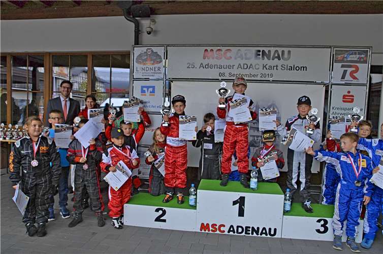 Siegerehrung in der Altersklasse K1: Sieger Florian Rauhe und Mika Schmitt auf Platz 2, Christian Frings von der Kreissparkasse in Adenau überreichte die Pokale. Foto: privat