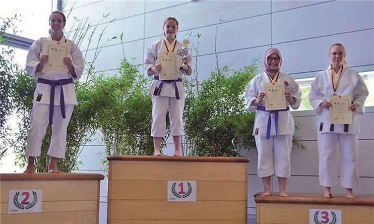 Siegerehrung in der Disziplin des KUMITE, rechts Christina Reufels.privat