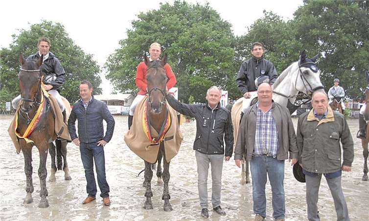 Siegerehrung mit Günter Scheffel und den Sponsoren des Barrierenspringens.privat