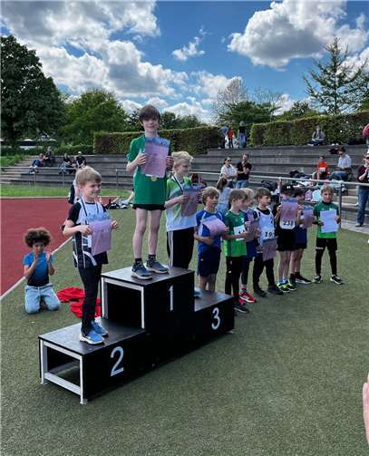 Siegerehrung mit Jonathan Koch (TV Rheinbach) auf Platz eins.