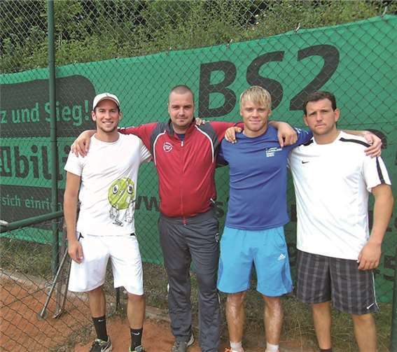 Siegerehrung mit den Teilnehmern der Herren-Vereinsmeisterschaft beim TCNU (v.l.n.r.): Michael Kohlhaas, Daniel Hartmann, Sascha Blacha und Vereinsmeister Peter Porz.privat