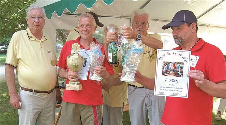 Siegerehrung nach Wettkampf - Abschluss. Das Siegerteam aus Urmitz erhält Wanderpokal, Urkunden und einen „Guten Tropfen“ aus der Hand des Vorsitzenden Rudolf Elbing und Turnierleiter Henry Kreuter.FA