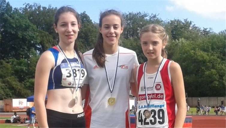 Siegerehrung über 800 m in der U18-Klasse: lks Josi Balles (4239), rechts Melissa Thomas (3819) und mittig die Siegerin Isabelle Steffen.privat