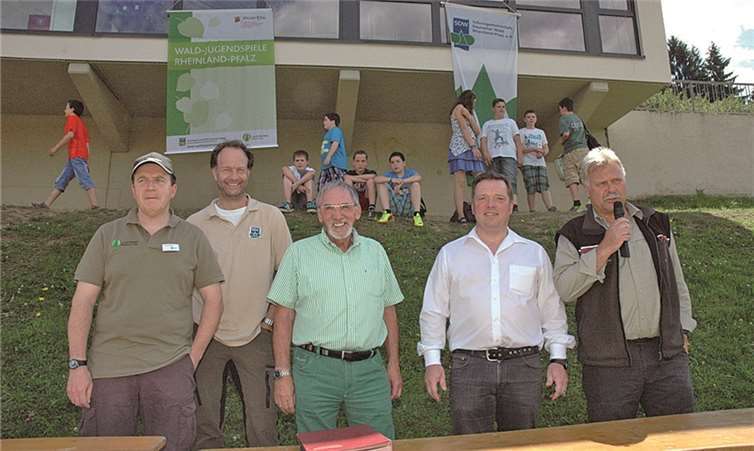 Siegerehrung (v. l.): Organisator Andreas Michel, Andreas Grauer von der Schutzgemeinschaft Deutscher Wald, der 1. Beigeordnete der VG Adenau Jürgen de Temple, der Beigeordnete der VG Altenahr Markus Dievenich und Winand Schmitz, Leiter des Forstamts Adenau.
