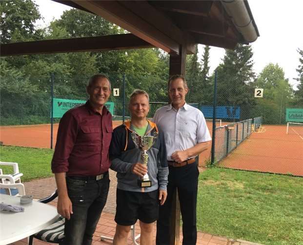 Siegerehrung (v.l.): Rainer Barkowski (Abteilungsleiter Tennis DJK Ochtendung), Martin Fuhrmann (Sportwart DJK Ochtendung), Maximilian Mumm (Bürgermeister Verbandsgemeinde Maifeld).