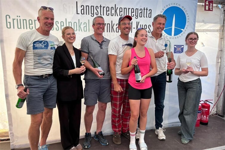 Siegerehrung v.l. St.Heyde, Weinprinzessin Cora, Carsten Anspach,Lars Komorowski,Johanna Gerlach,Dirk Zimmer, Weinprinzessin Mia.