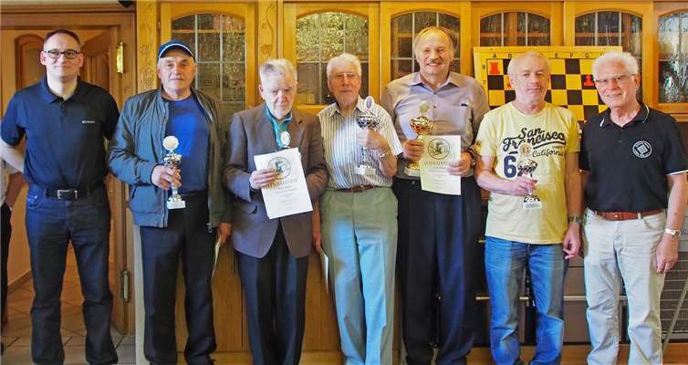 Siegerehrung (v.li.) Karsten Loof (1. Vorsitzender Schachverband Rheinland), Viktor Vagner (Zweiter), Boris Buzov (Gewinner des Nestorenpokals), Rolf Kohlei (Senioren-Rheinlandmeister 2019) Ernst Burg (Sieger des Schachbezirks Trier), Yuri Boidman (Dritter), Heinz Ningel (Turnierleiter).Foto: privat