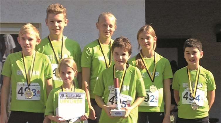 Siegerehrung: (v.l.n.r.) Ben Mönch, Nicolas Boden, Kaylee Mesenholl (mit Urkunde), Lea Mönch, Benedikt Brenner (mit Trophäe), Nele Mönnig und Diego Hartmann-Gonzalez.privat