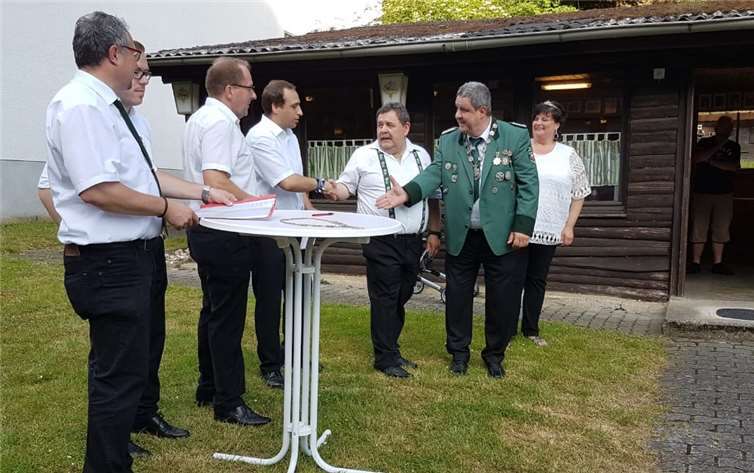 Siegerehrung v.l.n.r.: Schießleitung Arnold Mehren und Philipp Wilson, 1. Brudermeister und Ortsbürgermeister Wolfgang Kluwig, Scheibenkönig Dominik Seitz, scheidender Schützenkönig Joachim Stanowski, neuer Schützenkönig Manfred Maur mit seiner Frau Beate. privat