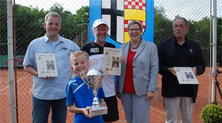 Siegerehrung (v.l.n.r.): Ulf Heyer (TCK), Wilfried Kaufmann (TCSWH), Petra Kalkbrenner, Wolfgang Bienentreu (TCO) und der strahlende Junge mit dem Pokal Dominik Nolden, der mit Max Harrer sehr erfolgreich für die „Minis“ antrat. Foto Monika Larmann.privat