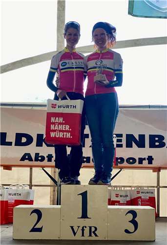 Siegerehrung von Annika Marzina und Katja Marzina-Berlejung.
