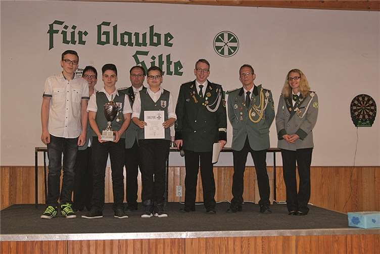 Siegerfoto, Teil eins: Tobias Lorik, die stellvertretende Bezirksbundesmeisterin Gertrud Otto, Maik Dememe, Bundesmeister Alfred Degen, Justin Heinen, Bezirksjungschützenmeister Peter Otto, Bezirksschießmeister Frank König und die stellvertretende Bezirksjungschützenmeisterin Christine Weiskopp.privat