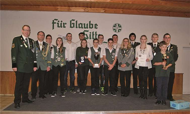 Siegerfoto, Teil zwei: Peter Otto, Alfred Degen, Gertrud Otto, Bezirksschülerprinzessin Anna-Lena Degen, René Grundmann, Manuel Weinand, Elisabeth Bolwin, Justin Heinen, Tobias Lorik, Maik Dememe, Justin Ströder, Christine Weiskopp, Markus Schreiber, Fabienne Mohr, Marvin Hendges, Peter Morhardt und Leon Mohr.