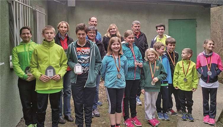 Siegerfoto der erfolgreichen Biathleten Kinder-Biathleten am Start im Laser-Gewehrwettbewerb.privat