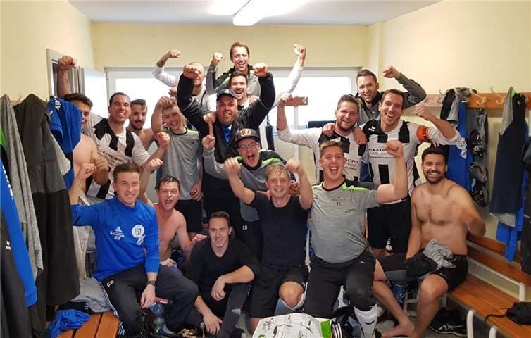 Siegerfoto der jubelnden Mannschaft SG Kempenich/Spessart/Rieden/Volkesfeldnach nach dem Spiel in der Kabine.Privat