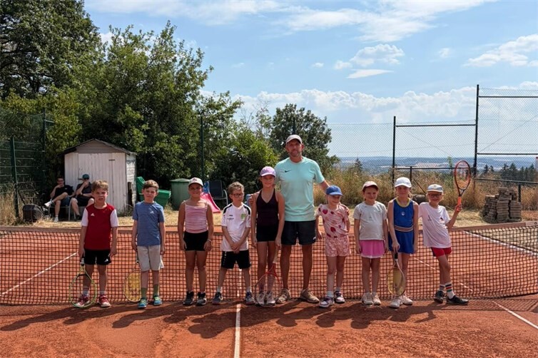 Siegerfoto des TCNU-Mainzelmännchenturniers Gemischt U9: SiegerInnen v.l.n.r.: Leon Spitzley(3.), Otto Huth(2.), Luise Weil, Hannes Kordel, Leana Blank, , Turnierleiter und Vereinstrainer Peter Porz, Mirijam Dröge, Marlene Retzmann, Siegerin Carla Glasebach und Paul Dröge(4.).