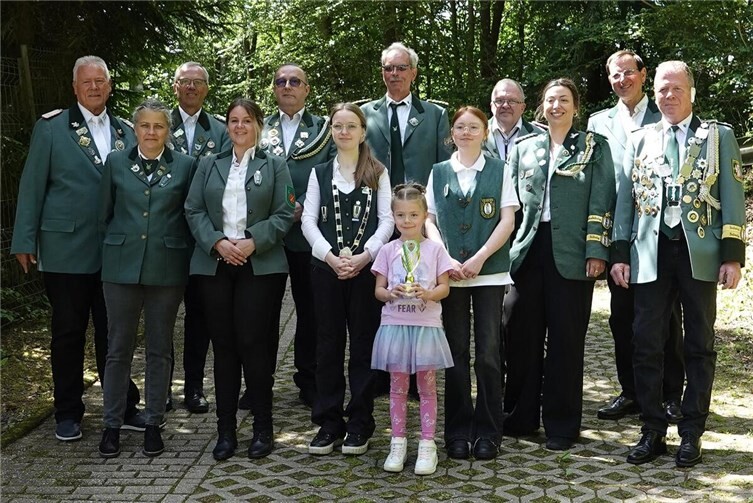 Siegerfoto mit Bezirkskönig Frank Degen (rechts), weiteren Majestäten und Teilnehmern sowie dem Brohltalbund-Vorstand