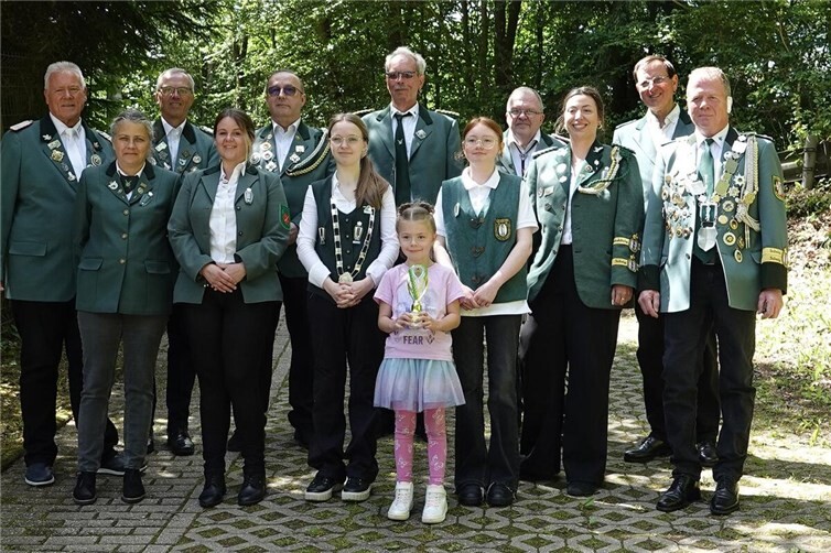 Siegerfoto mit Bezirkskönig Frank Degen (rechts), weiteren Majestäten und Teilnehmern sowie dem Brohltalbund-Vorstand.