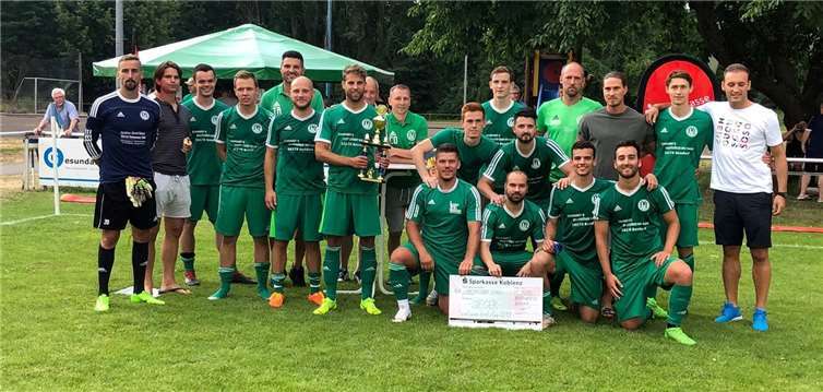 Siegerfoto mit Pokal und Scheck. Der FV Engers feiert den Turniergewinn beim Sparkassencup 2019. Foto: TH