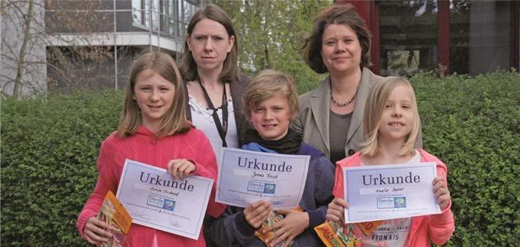 Siegerin Amelie Spehr (5a, 3.v.l.), Jonas Feist (2.v.l.) und Sonja Dickopf (1.v.l.). Orientierungsstufenleiterin des RGS, Antje Hinrichs und Koordinatorin des Wettbewerbs, Sabine Deyer gratulierten. Privat