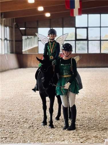 Siegerin Amy-Emelie Baltes geführt von Marie Mennert.