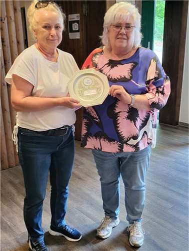 Siegerin Annelies Hartwig und die Kreisdamenwartin Uschi Grötzbach  Foto: Schützenkreis 11 3 e.V.