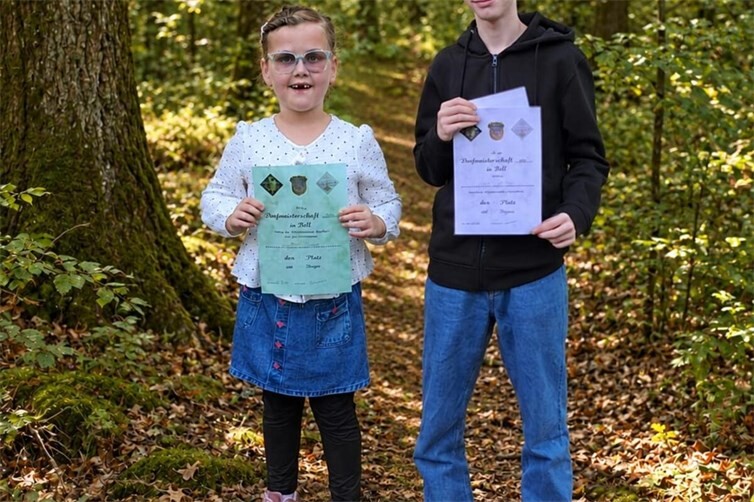 Siegerin Celine Brohl beim Bambini Wettbewerb und Sieger Julien Greßler in der Schülerklasse. (Fotos Katja Brohl)