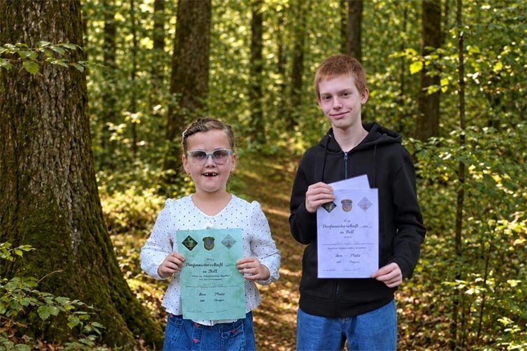 Siegerin Celine Brohl beim Bambini Wettbewerb und Sieger Julien Greßler in der Schülerklasse. (Fotos Katja Brohl)