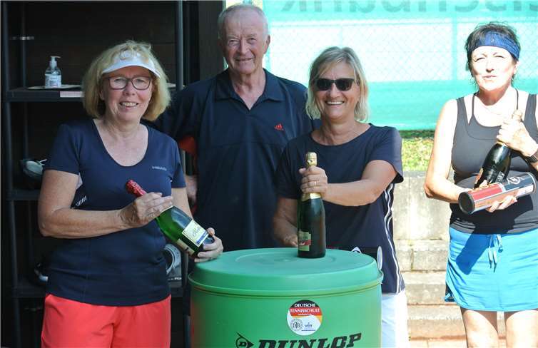 Siegerin Doris Ehlscheid und die beiden weiteren Platzierten Marita Schneider und Jutta Henn mit dem 1. Vorsitzenden Dieter Schreiber.