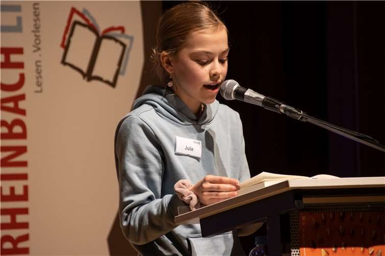 Siegerin Jule Liess vom Städtischen Gymnasium darf nun beim Bezirksentscheid ihr Können unter Beweis stellen. Foto: Ursula Peters