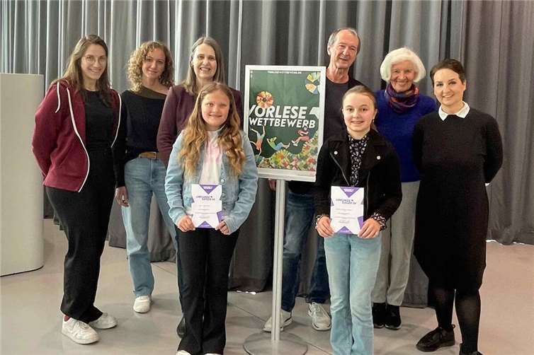 Siegerinnen des Bezirksentscheids: Emilia Greta Friebis (Gymnasium Kirn, Kreis Bad Kreuznach West) und Jule Schaub (Rhein-Wied-Gymnasium, Kreis Neuwied) mit den Jurymitgliedern.  Fotos: Stadt Koblenz / Nathalie Roschmann