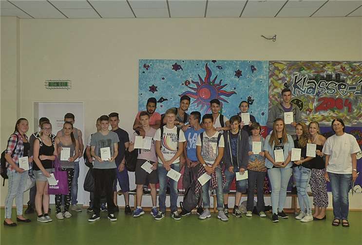 Siegerinnen und Sieger der Bundesjugendspiele der RSW mit Konrektorin Anne Sattler. Andrea Karbach