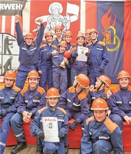 Siegerjubel beim Leistungsnachweis der Jugendfeuerwehren der Gemeinde Wachtberg: die Mannschaft aus Villip holte sich wie schon im Vorjahr den Siegerpokal.JOST