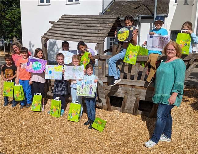 Siegerkinder Villip: Flora 2c, Elena 2c, Sophie 1a, Alex 1a, Greta 1c, Julius 2c, Mia 3c, Stella 4c, Marlene 3a, Adam 4a, Lukas 4c, Annie 3c. Fotos: E. Weyers
