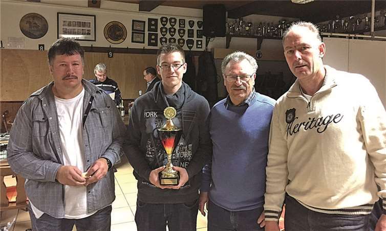 Siegermannschaft der Freiwilligen Feuerwehr Rieden mit dem Pokal.privat