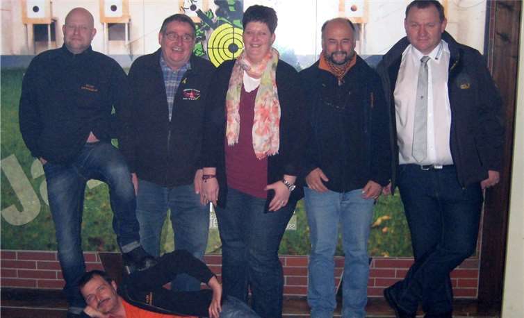 Siegermannschaft stehend v. li.: Dirk Friese, Klaus Grollius, Stefanie Schiemann, Jürgen Fischbach und Manuel Velten. Liegend: Ralf Schumacher.Stefanie Schiemann