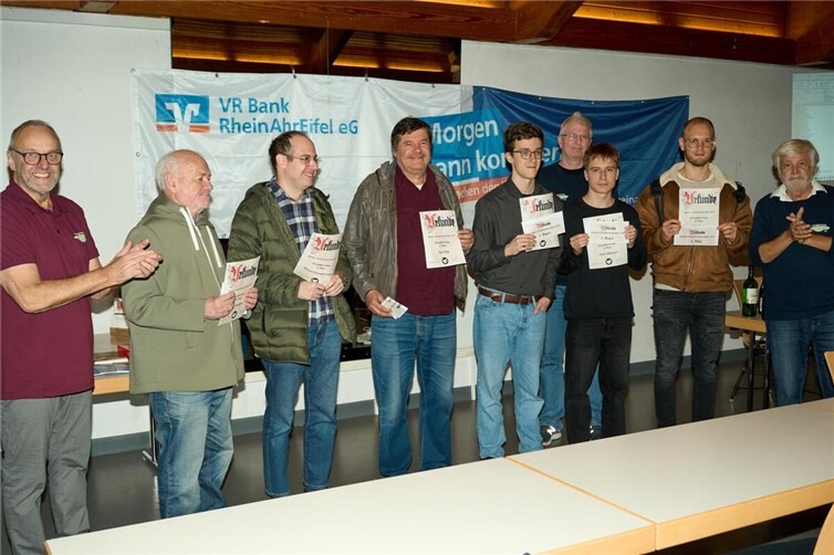 Siegerparade des 21. Ahrtaler Schnellschach-Open-Turniers (v.l.n.r.): Dr. Robert Kaufmann (1. Vorsitzender), IM Boidman (6.), FM Schenderowitsch (4.), GM Glek (2.), Isaak Garner (1.), Thorsten Kammer (2. Vorsitzender), FM Sidletskyi (3.), FM Ronge (5.), Jürgen Kaster (Turnierleiter).  Foto: privat