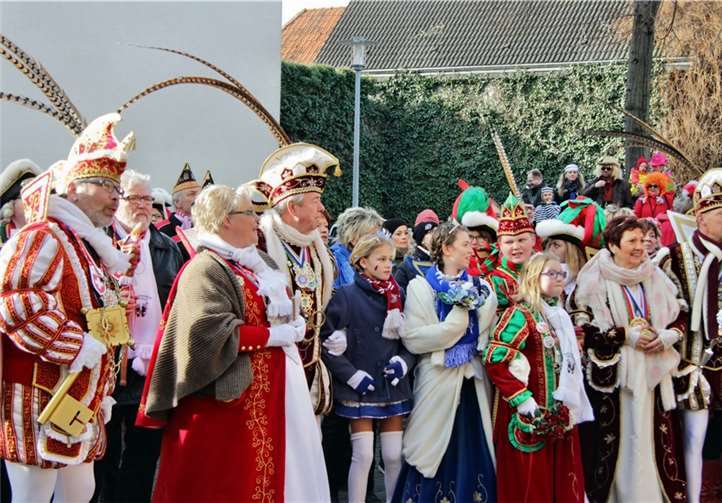 Siegesbewusst sind die Tollitäten auf dem Vorplatz des Rathauses eingetroffen, denn Prinz Heiko I. (1.v. li.) hatte schon den Schlüssel zum Rathaus dabei.