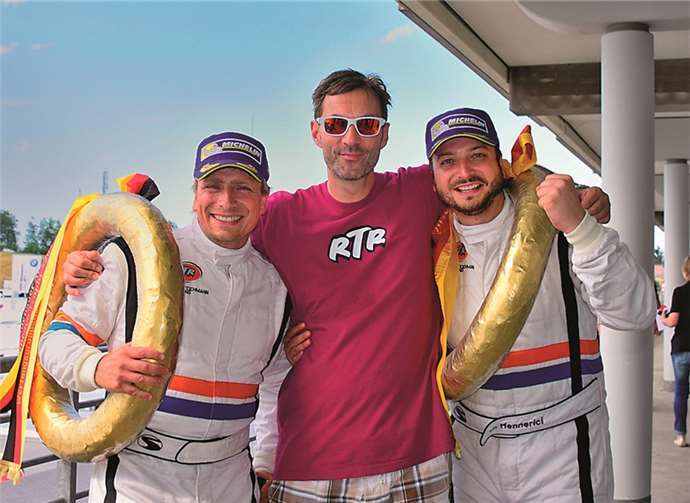 Siegesfreude bei Christian Menzel (li.) und Marc Hennerici (re.), sowie Teameigner Alex Autumn über den Erfolg in der Porsche Cup-Klasse. Mit Rang 13 in der Gesamtwertung und Position 3 in der SP7 konnte sich Autumn zusätzlich noch über seinen eigenen Rennerfolg freuen.