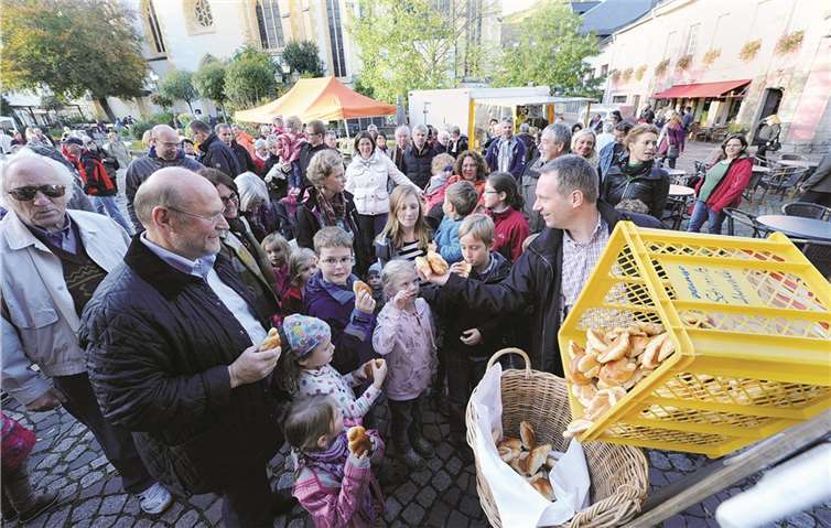 Siegfried Eberle und Hendrik Geschier beim Verteilen der Weckmänner in Ahrweiler.