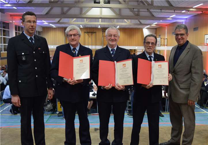 Ein großes Dankeschön für großen Einsatz Siegfried Kaiser, Günter Brühl und Klaus Müller (v. l., mit Urkunde) nahmen Abschied vom aktiven Dienst und wechselten in die Ehrenabteilung.