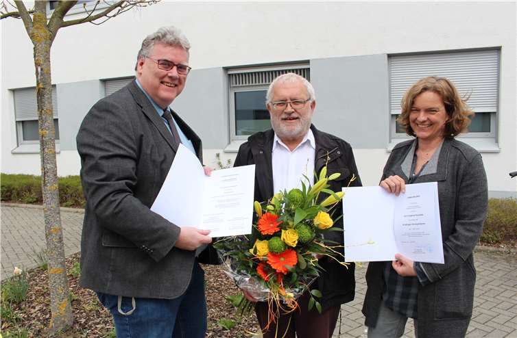 Siegfried Kowallek (Bildmitte) wurde vom Ärztlichen Direktor der Klinik Nette-Gut, Dr. Frank Goldbeck, und der Chefärztin der psychotherapeutischen Abteilung, Dr. Bettina Mescher, in den Ruhestand verabschiedet. Foto: Privat