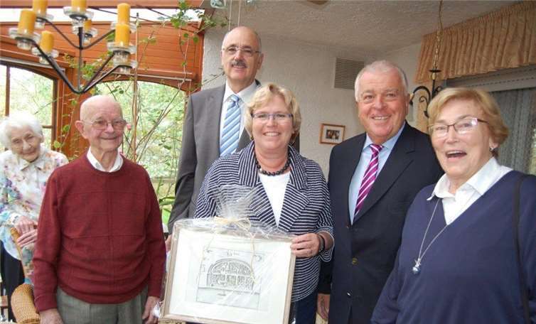 Siegfried Labus nahm die Gratulationen von (v.l.) Hans - Josef Marx, Gabriele Hermann - Lersch, Guido Ernst und Else Broisch entgegen.FA
